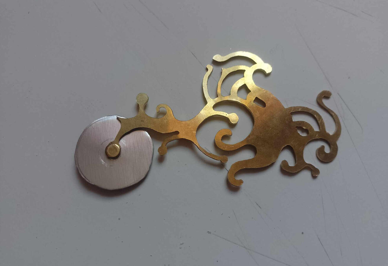 Coupe-pizza monocycle, en laiton