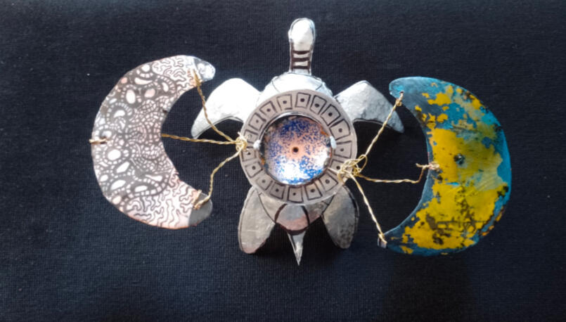 Coquetier &quot; Tortue Lune&quot;. Sur les croissants de lune du petit déjeuner on peut installer les tranches de pain a mettre dans l&#39;oeuf