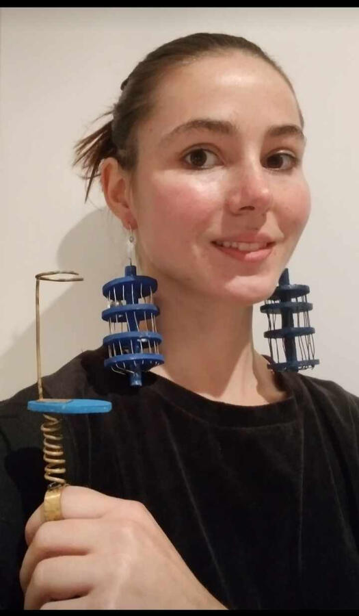 Deux jouets pour enfants en miniature: Tour Pizca: les niveaux d&#39;écoute, ( bois, fil de fer). Bague sauteuse, ( laiton, bois)