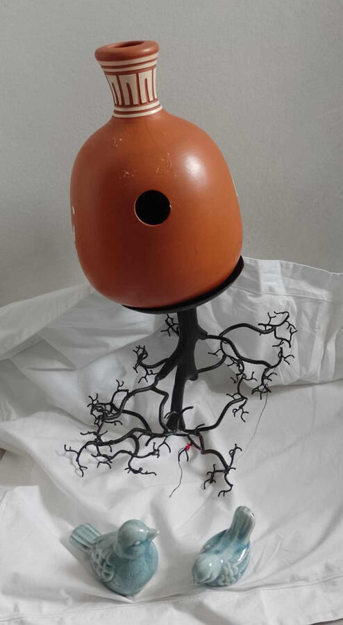 (installation avec objets récupérés)