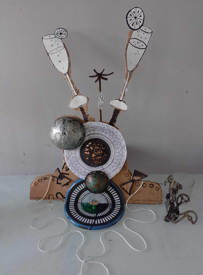 Et l&#39;univers trinqua a la santé des terriens et des terriennes en compagnie de son chevalier dérailleur, sculpture de réveil