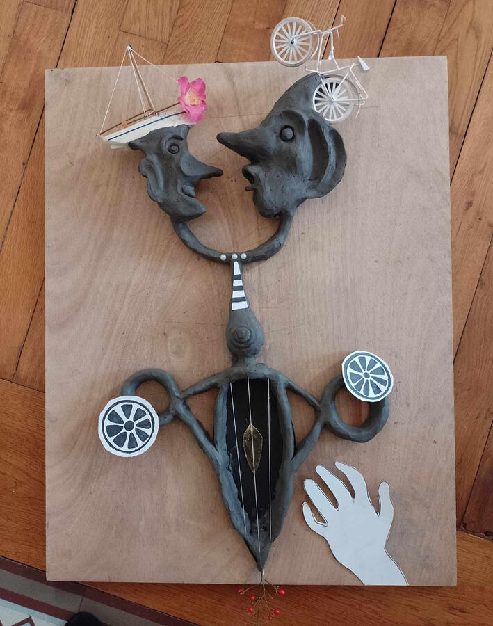 Harpe humaine jouée par les mains de la chance, ( argile, jouets, fleur, fil, laiton, papier, perles et branche de bambou sacré)