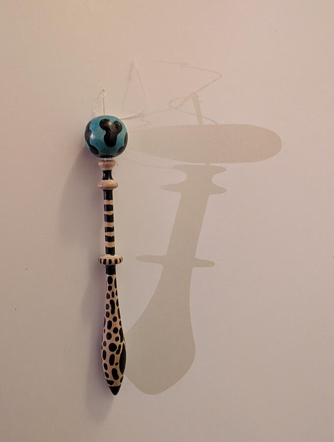 Le bilboquet de la planète bleue, a porté de main, notre terre sur son fuseau horaire. (Fuseau de dentellière, perle et aiguille)