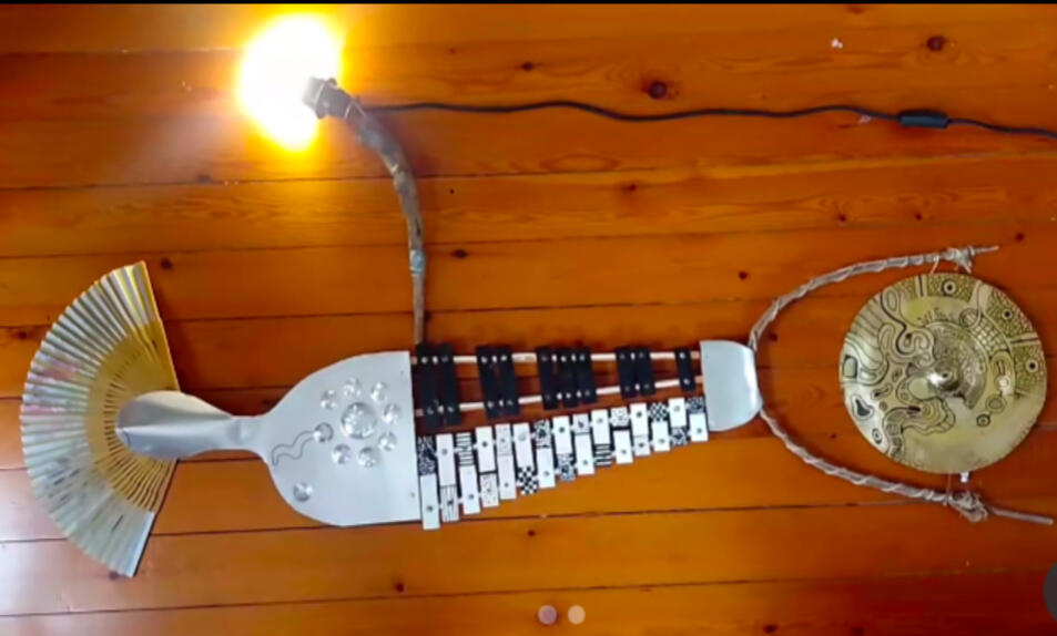 Poisson carillon, espèce bioluminescente vivant dans les abysses.. Produit des notes cristallines... Sculpture sonore