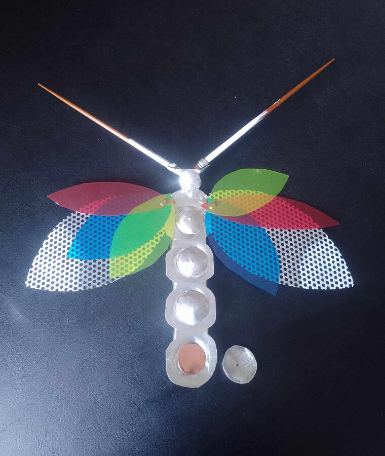 &quot;Le plat du jour servi par son papillon monarque, un service émaillé de petits plats épicés&quot; plateau de service articulé en aluminium et rhodoids...