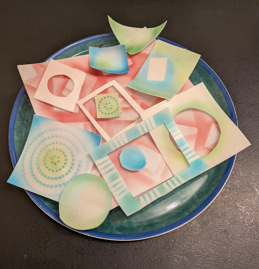 Decoration d&#39;un gateau. Papier comestible décoré a l&#39;aérographe au colorant alimentaire à l&#39;aérographe