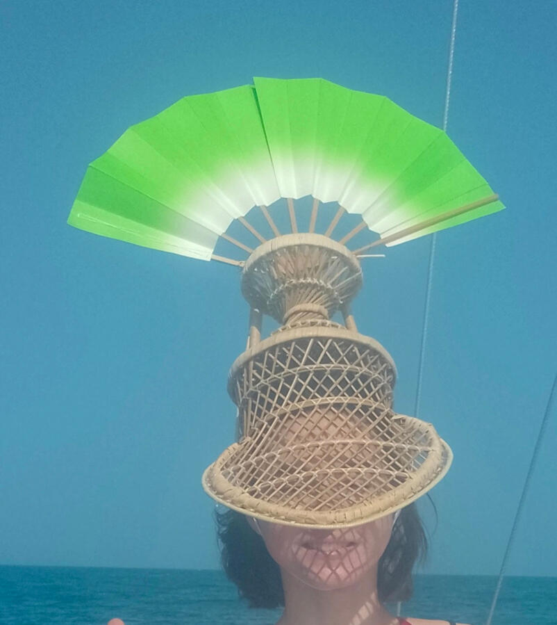 Coiffe d&#39;happy apicultrice avec objets récupérés