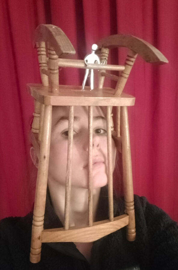 &quot; Le pourparler du gendarme intérieur&quot;. Coiffe a partir d&#39;une chaise de poupée a bascule.