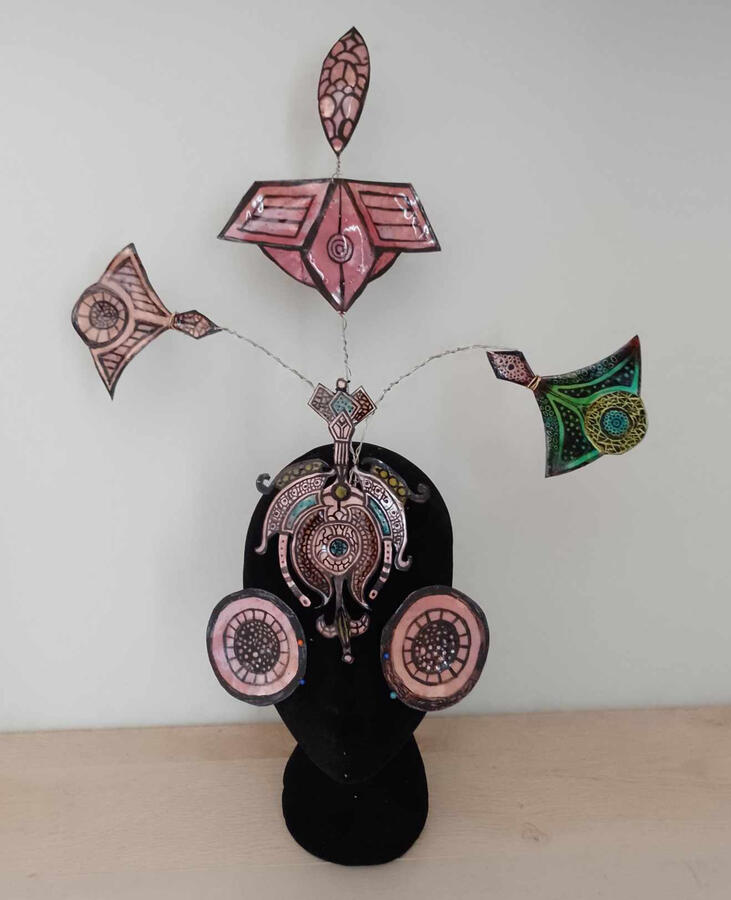 Coiffe d&#39;éleveuse de raies manta en cuivre émaillé