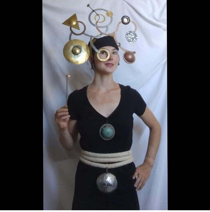 Coiffe. Envoyée spéciale du système solaire , je descend sur terre pour chuchoter aux abeilles, espèce indispensable à la survie du vivant, ( coiffe en métaux, dinanderie)