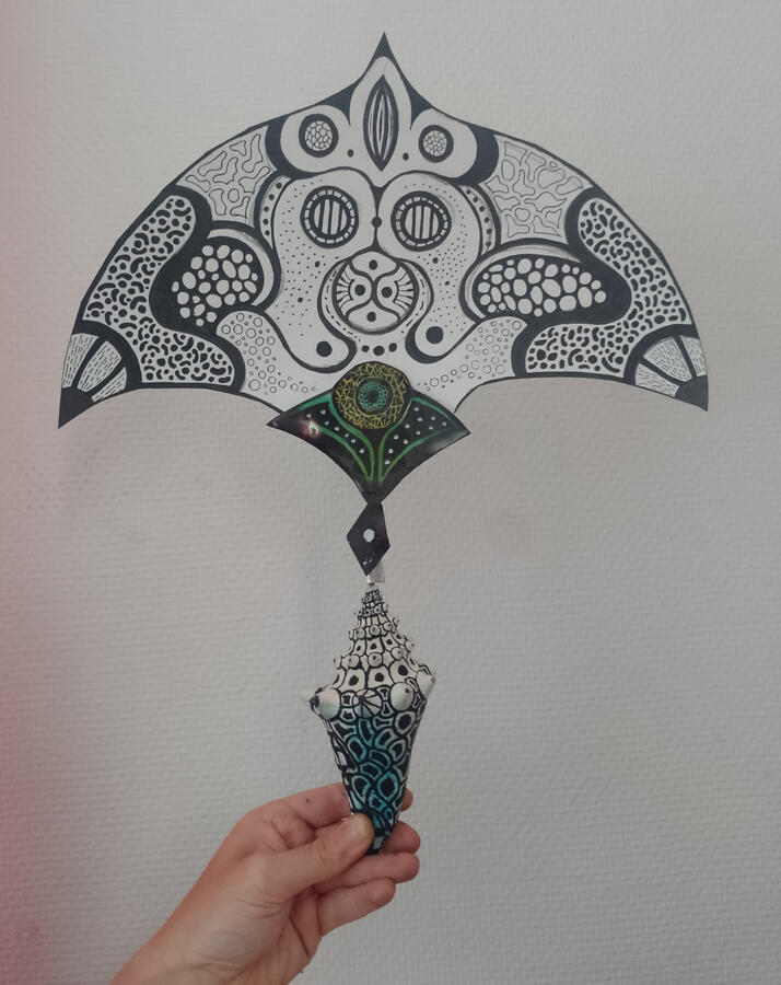Eventail de la raie manta en papier, manche en coquillage et cuivre émaillé. Cause défendue: la protection des fonds marins.