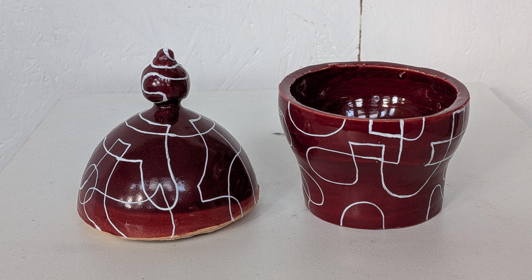 Customisation d&#39;un pot en céramique. Fabrication de la céramique personnel.